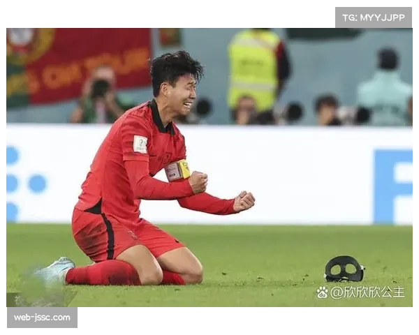 看台上一名拜仁小球迷在进球后激动落泪